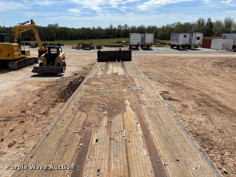 image for item EO4147 1977 Fruehauf flatbed trailer
