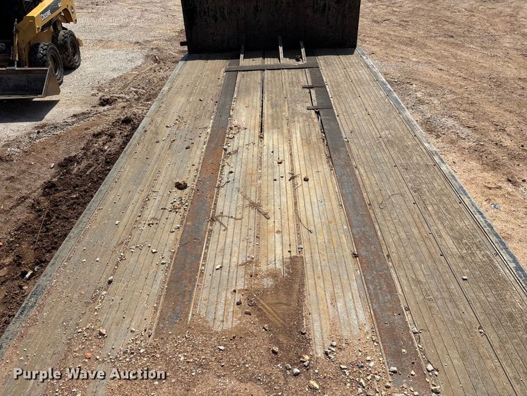 image for item EO4147 1977 Fruehauf flatbed trailer