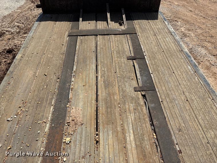 image for item EO4147 1977 Fruehauf flatbed trailer
