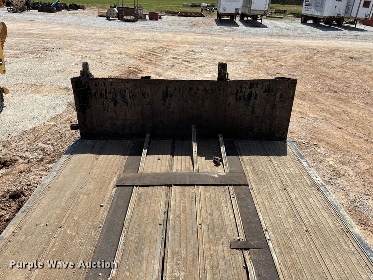 image for item EO4147 1977 Fruehauf flatbed trailer