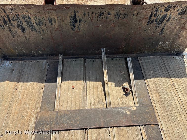 image for item EO4147 1977 Fruehauf flatbed trailer