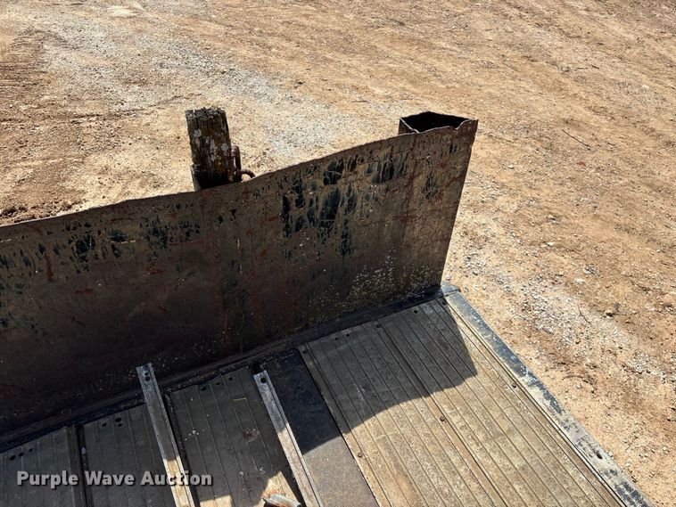image for item EO4147 1977 Fruehauf flatbed trailer