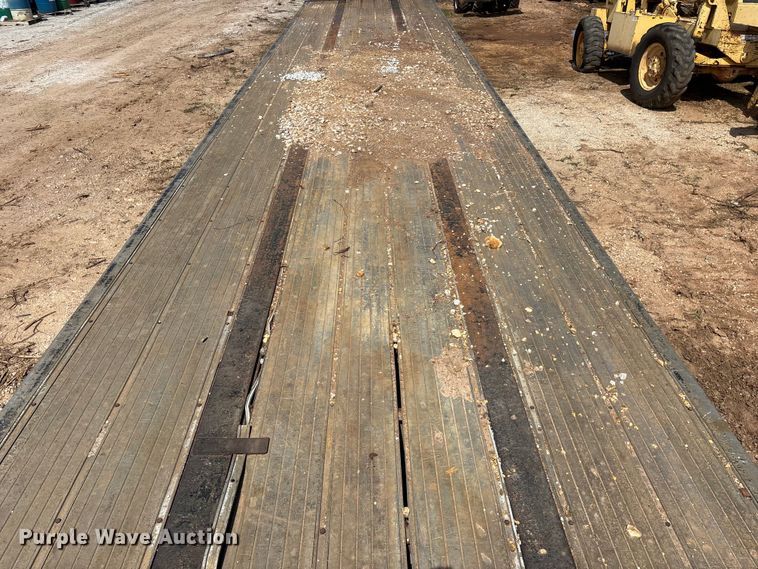 image for item EO4147 1977 Fruehauf flatbed trailer