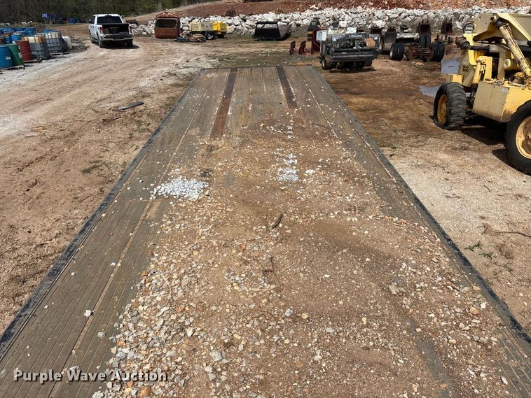 image for item EO4147 1977 Fruehauf flatbed trailer