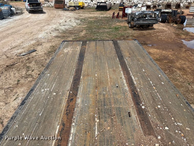 image for item EO4147 1977 Fruehauf flatbed trailer