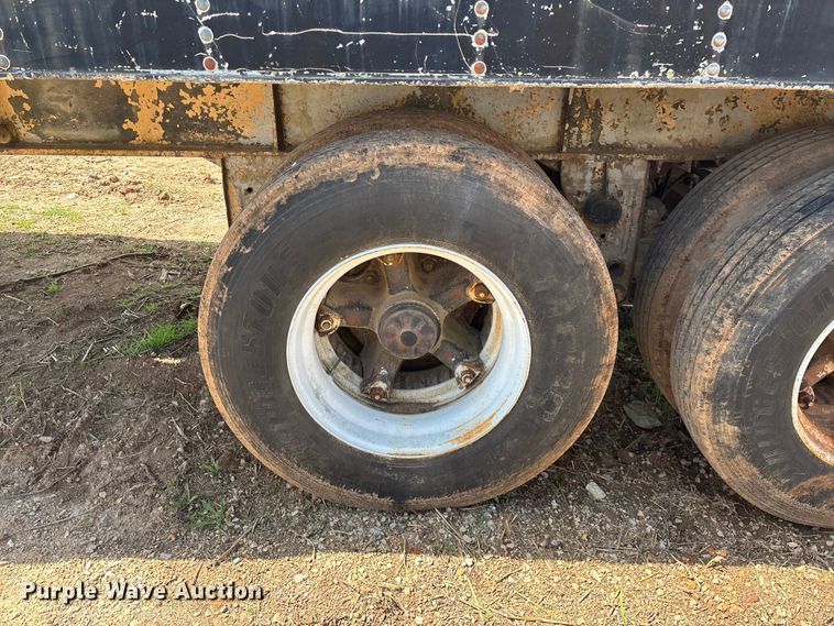 image for item EO4147 1977 Fruehauf flatbed trailer