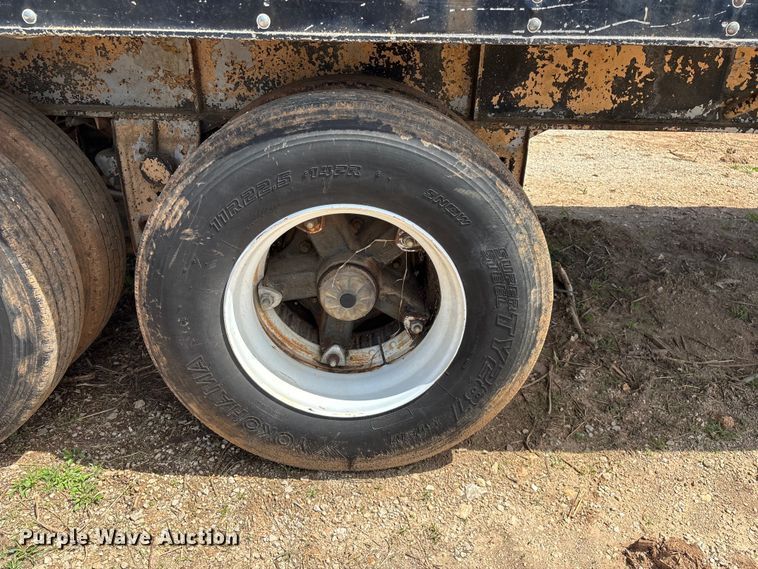 image for item EO4147 1977 Fruehauf flatbed trailer