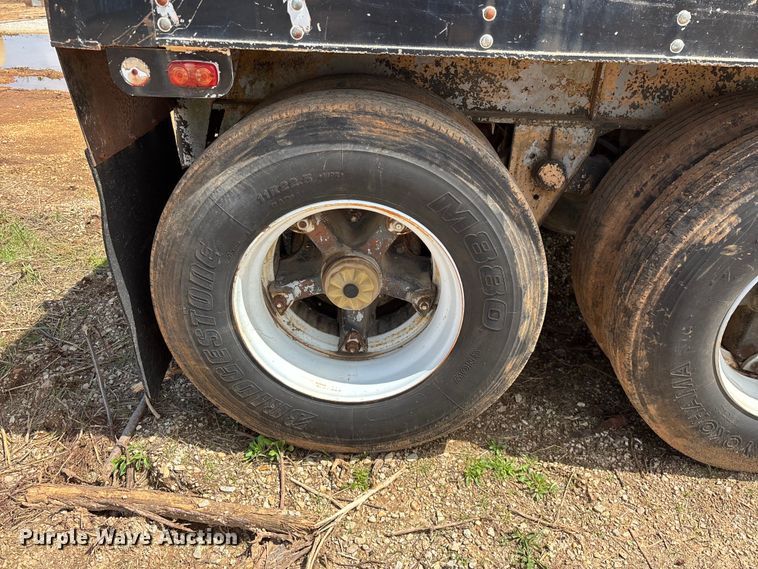 image for item EO4147 1977 Fruehauf flatbed trailer