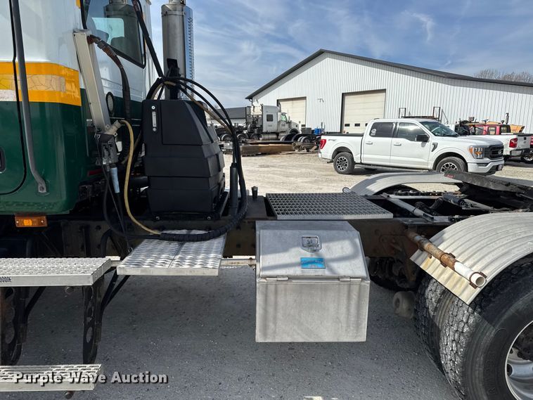 image for item EQ5022 2005 Mack CX613 semi truck