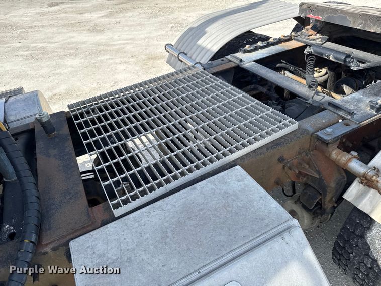 image for item EQ5022 2005 Mack CX613 semi truck