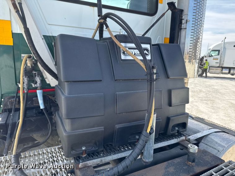 image for item EQ5022 2005 Mack CX613 semi truck