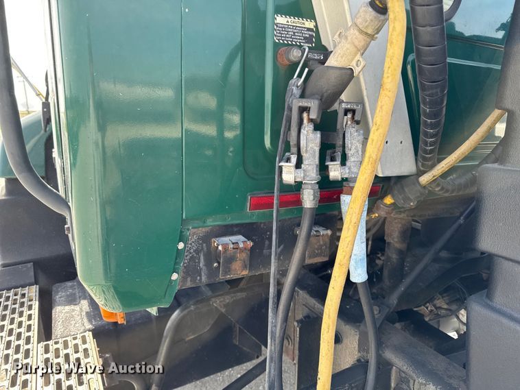 image for item EQ5022 2005 Mack CX613 semi truck