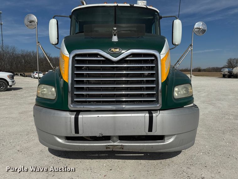 image for item EQ5022 2005 Mack CX613 semi truck