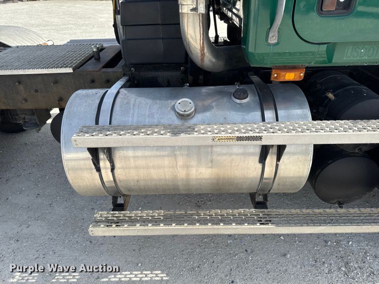 image for item EQ5022 2005 Mack CX613 semi truck