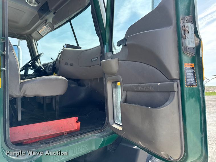 image for item EQ5022 2005 Mack CX613 semi truck