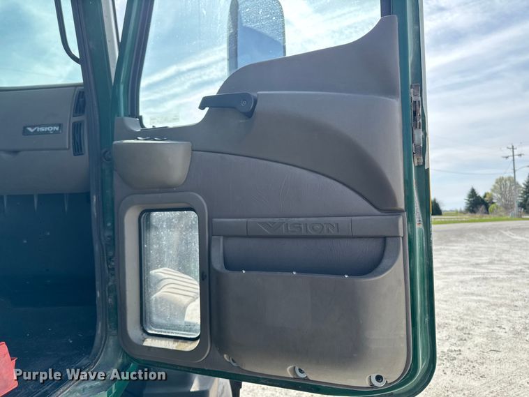 image for item EQ5022 2005 Mack CX613 semi truck