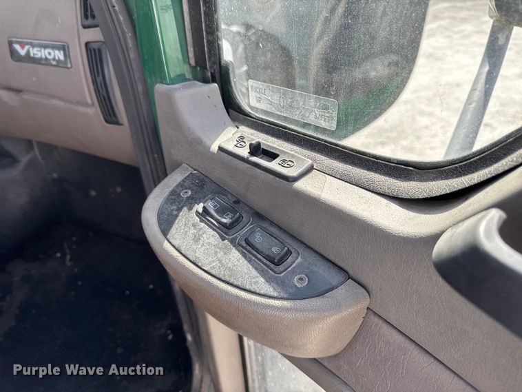 image for item EQ5022 2005 Mack CX613 semi truck