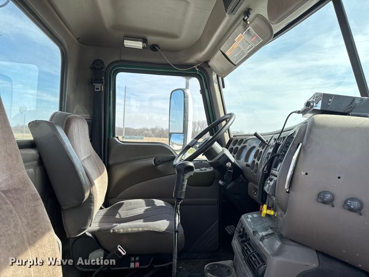 image for item EQ5022 2005 Mack CX613 semi truck