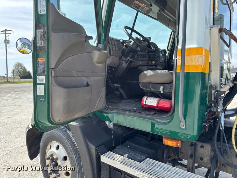 image for item EQ5022 2005 Mack CX613 semi truck