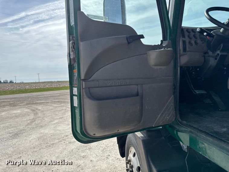 image for item EQ5022 2005 Mack CX613 semi truck