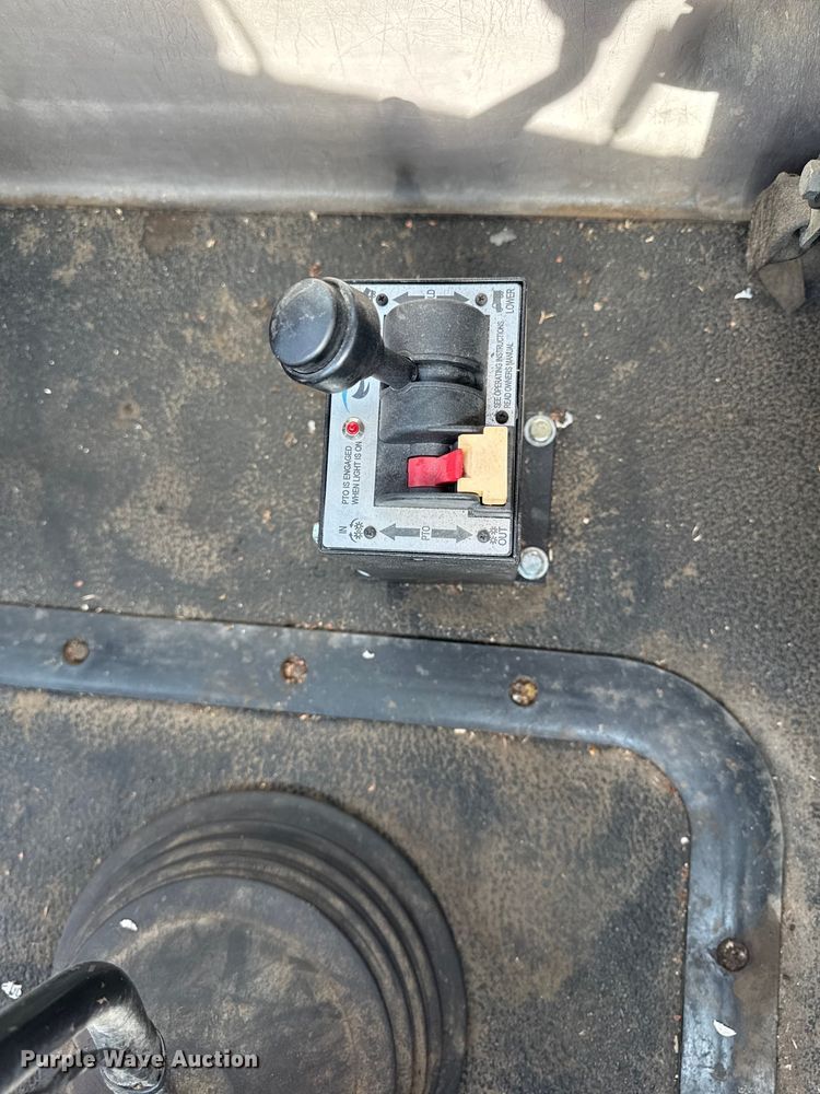 image for item EQ5022 2005 Mack CX613 semi truck