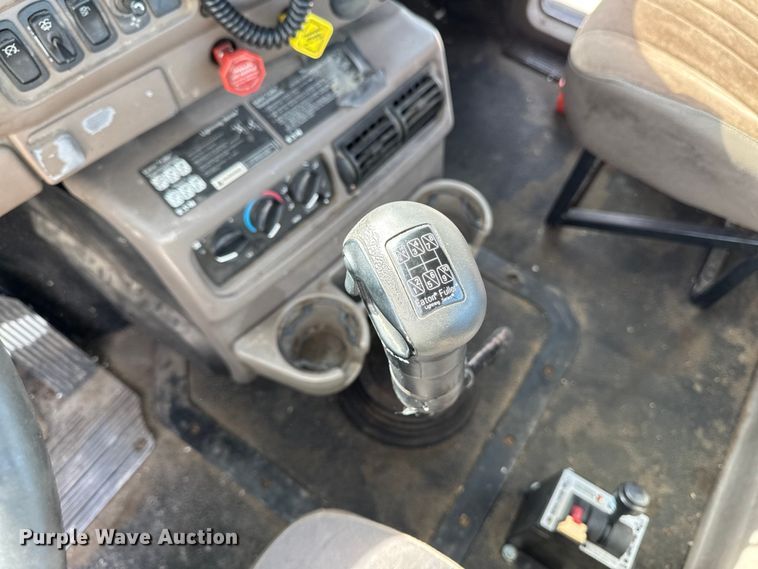 image for item EQ5022 2005 Mack CX613 semi truck