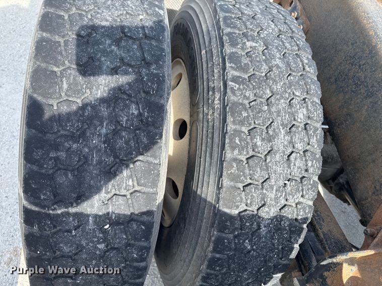 image for item EQ5022 2005 Mack CX613 semi truck