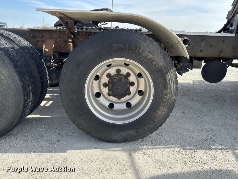 image for item EQ5022 2005 Mack CX613 semi truck