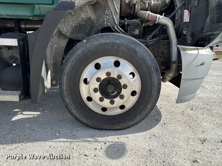 image for item EQ5022 2005 Mack CX613 semi truck