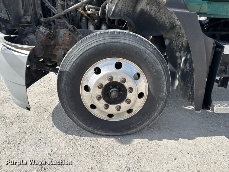 image for item EQ5022 2005 Mack CX613 semi truck