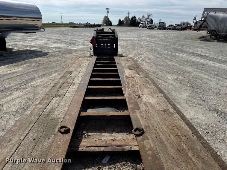 image for item EQ5023 2010 Fountain Magnitude 55H 26 lowboy equipment trailer