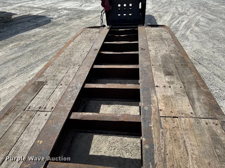 image for item EQ5023 2010 Fountain Magnitude 55H 26 lowboy equipment trailer