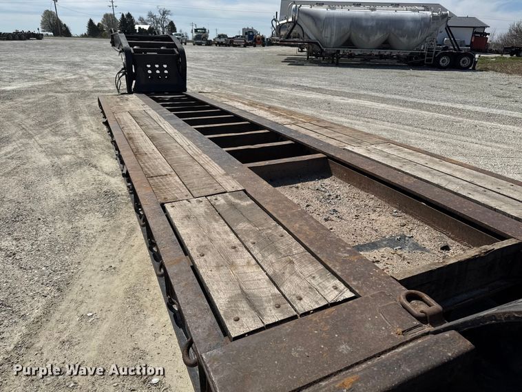 image for item EQ5024 2009 Fountain Magnitude 55H 26 lowboy equipment trailer