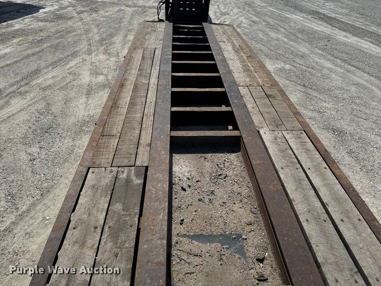 image for item EQ5024 2009 Fountain Magnitude 55H 26 lowboy equipment trailer