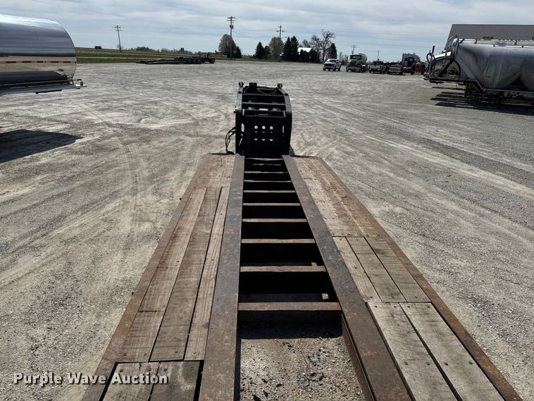 image for item EQ5024 2009 Fountain Magnitude 55H 26 lowboy equipment trailer