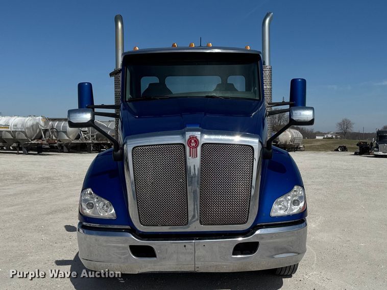 image for item EQ5025 2019 Kenworth T680 semi truck