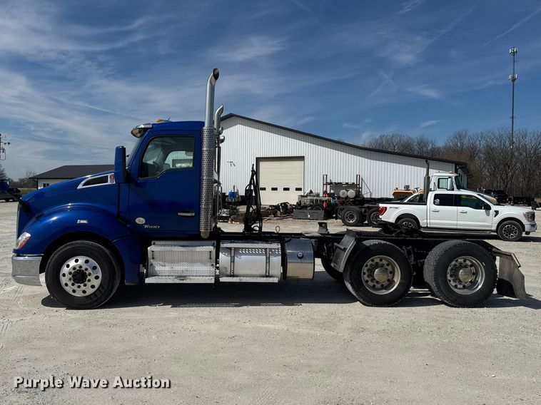 image for item EQ5025 2019 Kenworth T680 semi truck