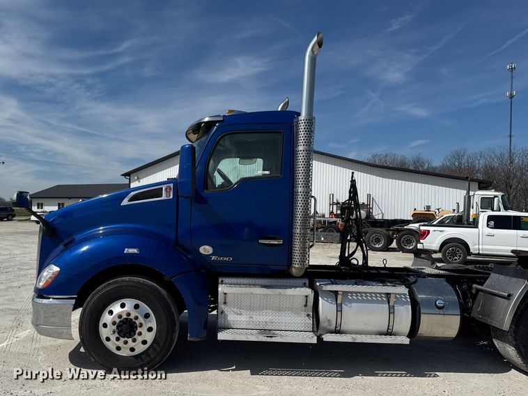 image for item EQ5025 2019 Kenworth T680 semi truck