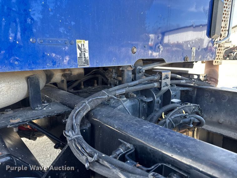 image for item EQ5025 2019 Kenworth T680 semi truck