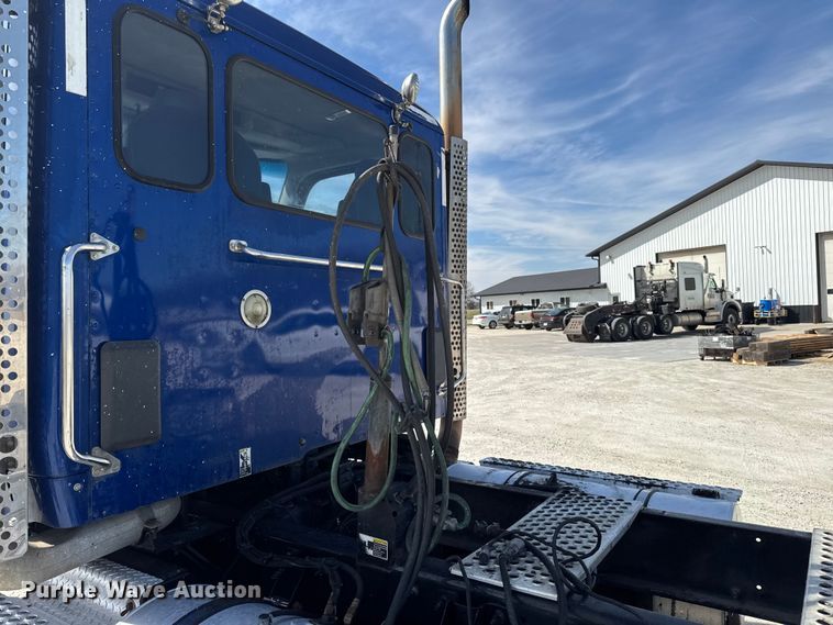 image for item EQ5025 2019 Kenworth T680 semi truck