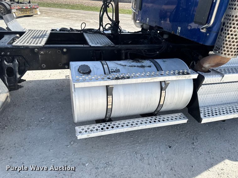 image for item EQ5025 2019 Kenworth T680 semi truck