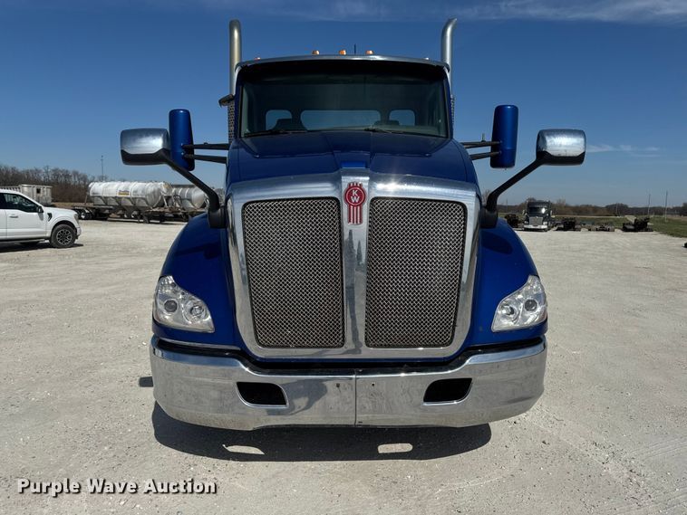 image for item EQ5025 2019 Kenworth T680 semi truck