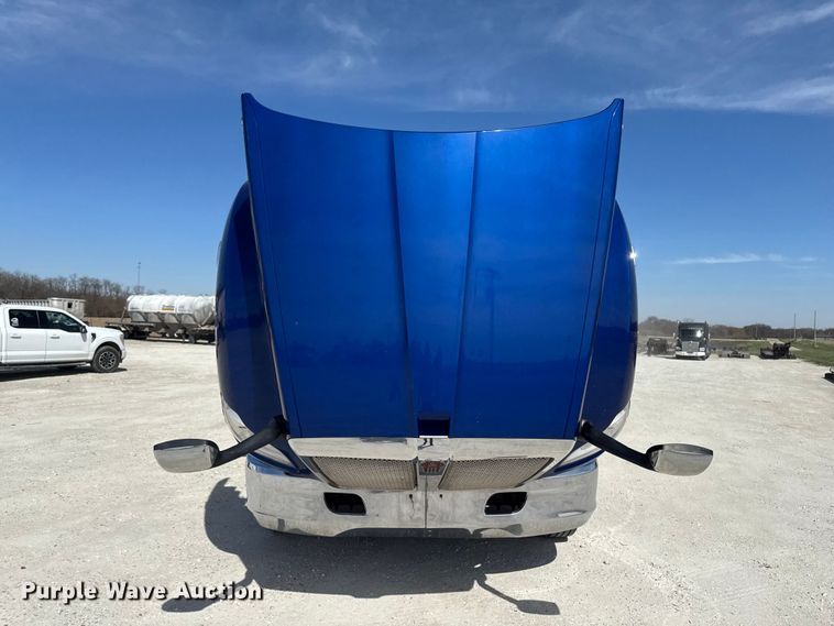image for item EQ5025 2019 Kenworth T680 semi truck
