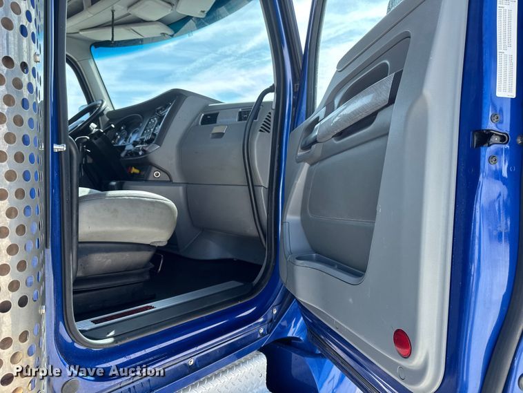 image for item EQ5025 2019 Kenworth T680 semi truck