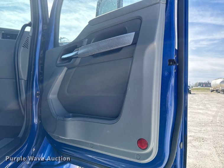 image for item EQ5025 2019 Kenworth T680 semi truck