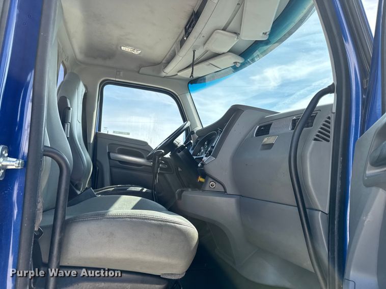 image for item EQ5025 2019 Kenworth T680 semi truck