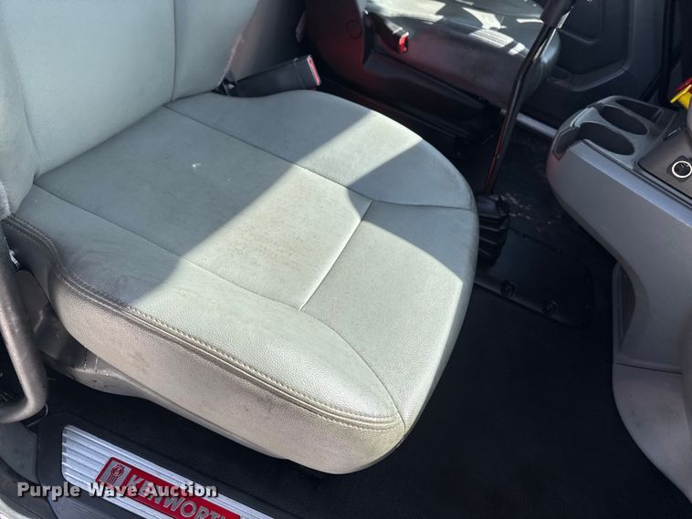 image for item EQ5025 2019 Kenworth T680 semi truck