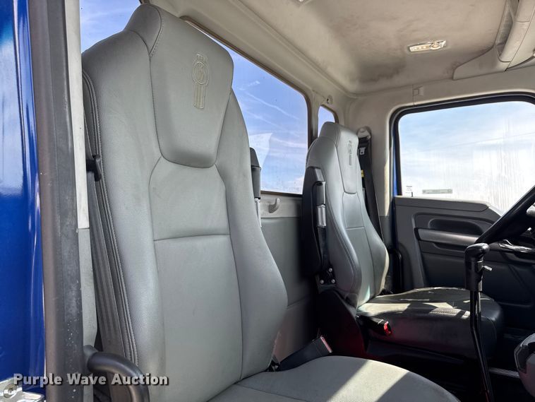 image for item EQ5025 2019 Kenworth T680 semi truck