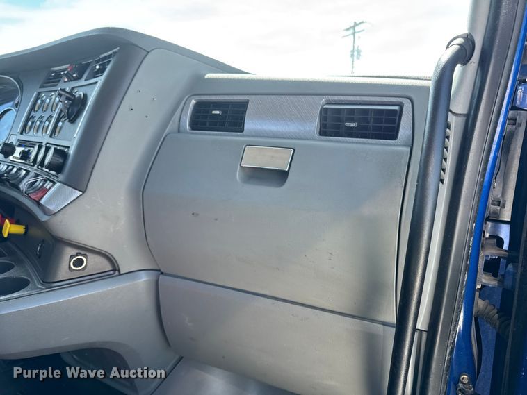 image for item EQ5025 2019 Kenworth T680 semi truck