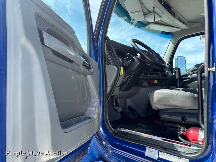 image for item EQ5025 2019 Kenworth T680 semi truck